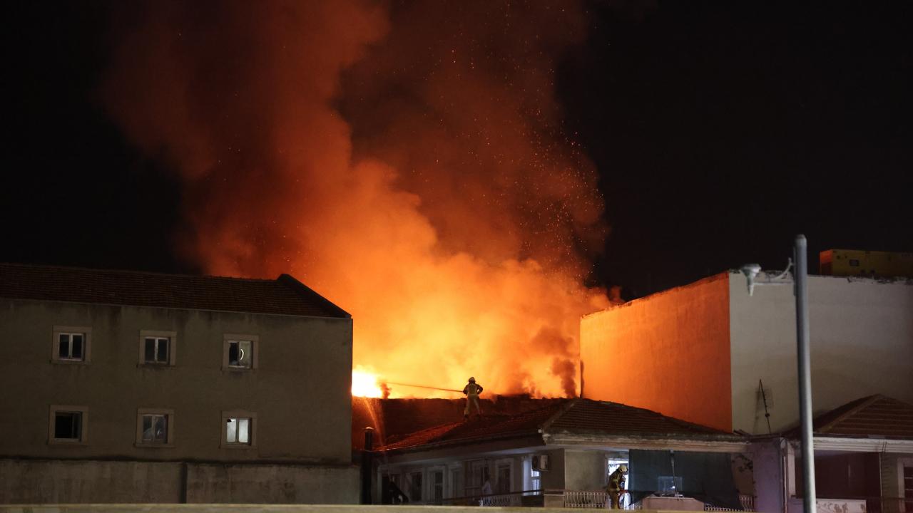 İzmir’deki Kemeraltı Çarşısı’nda çıkan yangın kontrol altına alındı
